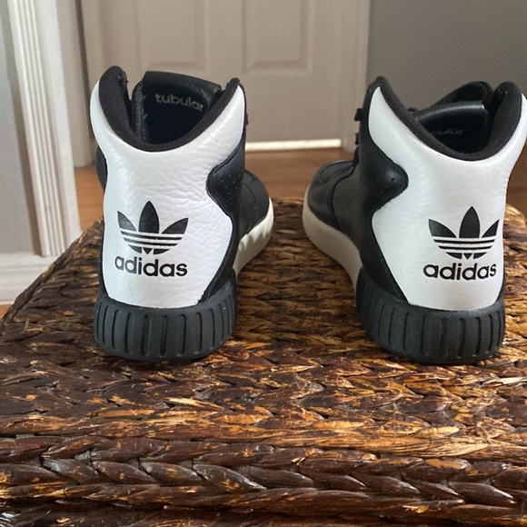 ADIDAS high cutWomen’s size6.0 shoes. Used once and in good shape. - Picture 3 of 4